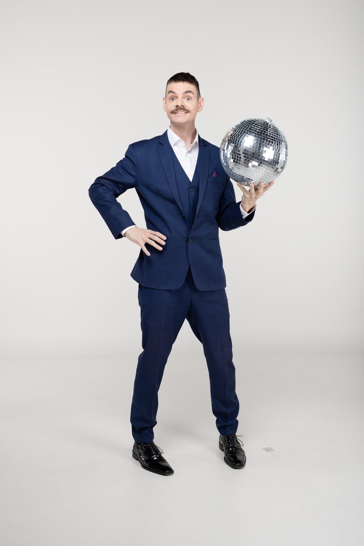DJ Robin Rehmann mit Discokugel