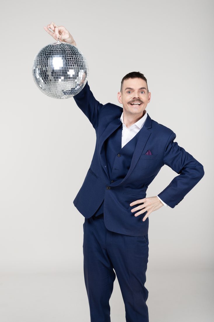 Robin Rehmann feiert mit Discokugel